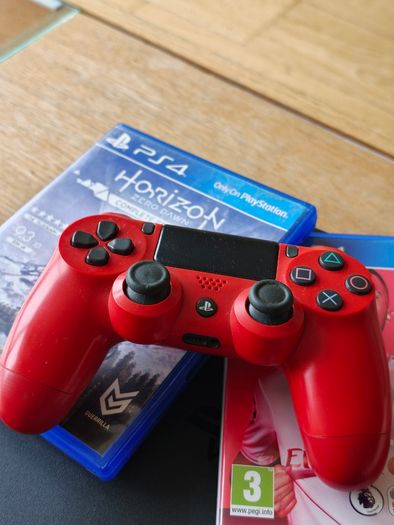 PS4 Slim 500GB + 1 controller + 2 Games