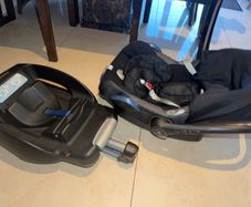 Maxi cosi infant car seat with iso fix car base included (like new)