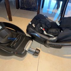 Maxi cosi infant car seat with iso fix car base included (like new)