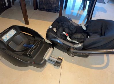 Maxi cosi infant car seat with iso fix car base included (like new)