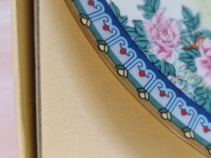 Beautiful Artistic Certified historic Porcelain Plate, in mint condition