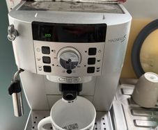 De Longhi Magnifica S coffee machine