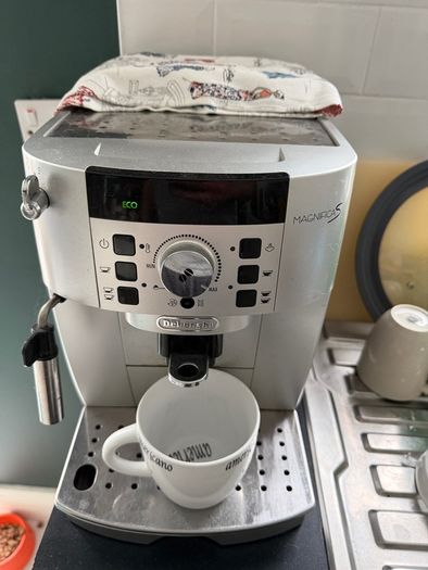 De Longhi Magnifica S coffee machine