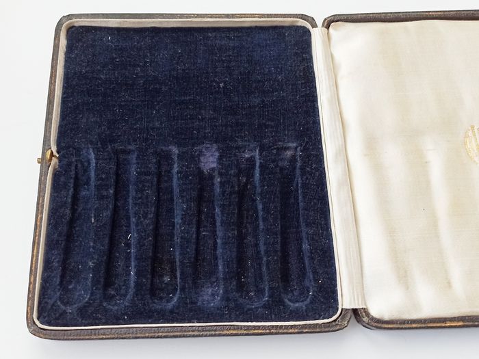 Antique medium knife box "The Goldsmiths & Silversmiths Company Ltd.  112 Regent Street, London"  makers stamp and brass pin lock  size: 20.5x17.5cm