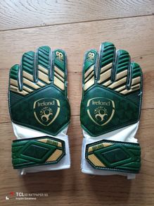 football gloves. Size5. Age8
