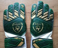 football gloves. Size5. Age8