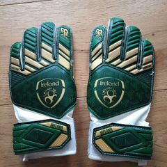 football gloves. Size5. Age8