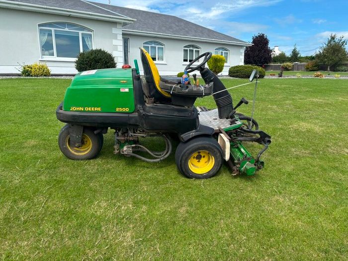 John Deere 2500 cylinder lawn mower