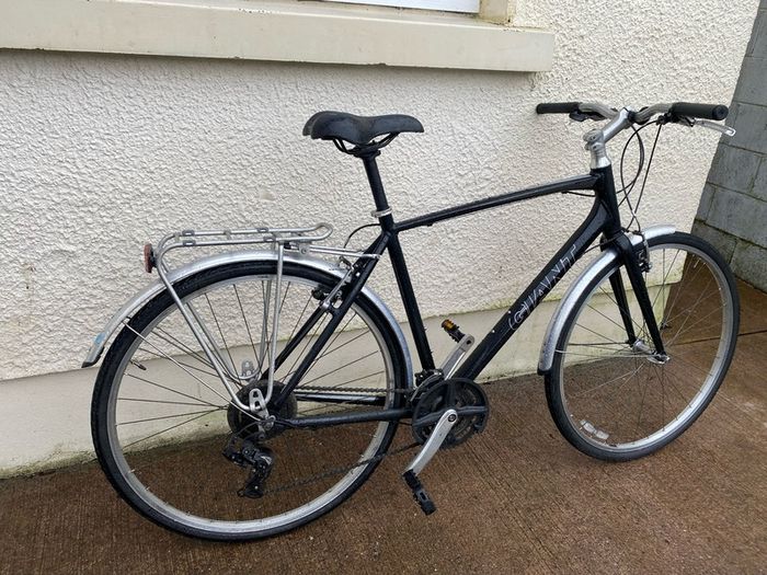 Giant escape3 Large hybrid 28 inch wheels 21 speed 21 inch frame mudguards back carrier