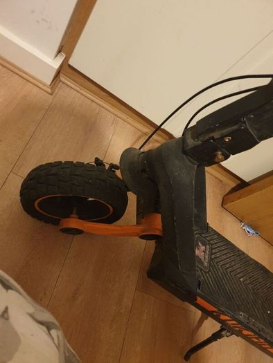 e scooter (KUKIRIN G3)(2025 EDITION) needs small repair.