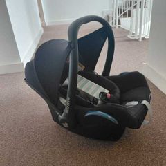 Maxi Cosi Carseat Newborn Insert & ISOFix Base