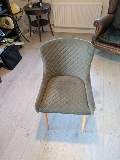 Table (80cm diameter) and 4 chairs