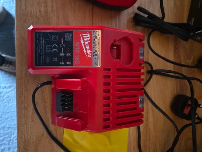 Milwalkee M18-M12 charger