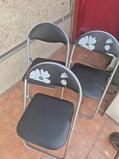 3 Folding padded chairs