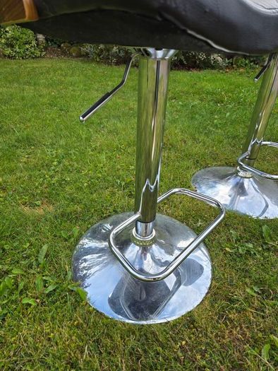 2 x Kitchen high stools
