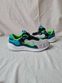 2024 nike revolution size 5.5 eu 38.5 grey/green in excellent condition