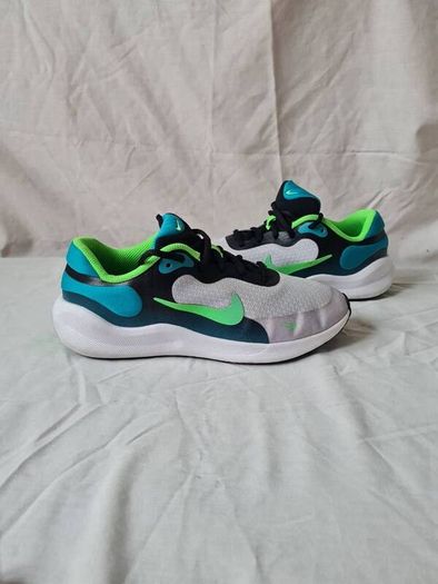2024 nike revolution size 5.5 eu 38.5 grey/green in excellent condition