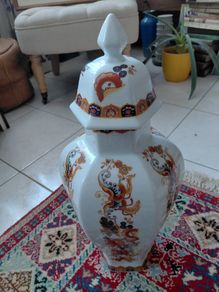 Antique porcelain chinese vase with lid