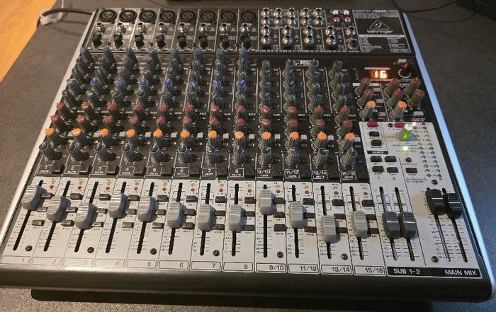 Behringer Xenyx X2222USB Mixing Desk