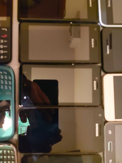 25 Mobile phones in very good cosmetic condition but have no Batterys