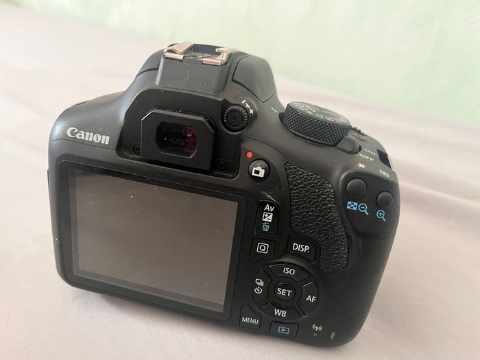 CAMERA (doesn't seem to turn on I know nothing about it)