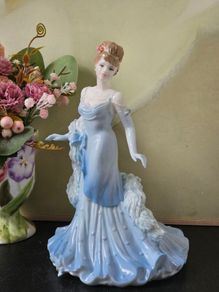 Coalport Figurine of the year 1999 Ladies Of Fashion" Debbie"