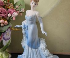 Coalport Figurine of the year 1999 Ladies Of Fashion" Debbie"