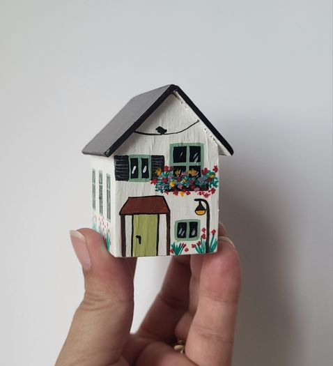 Handcrafted tiny wooden house !