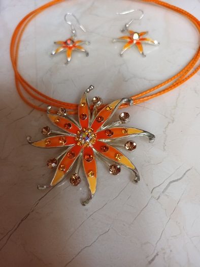 Costume  Necklace & Matching  Earrings.  Length  - 9"..