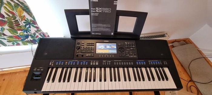 Yamaha PSR-SX720 Keyboard  Like New