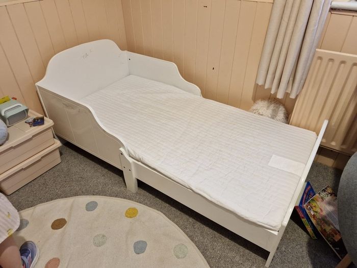 toddler bed, mattress, mattress protector and sheets