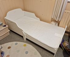 toddler bed, mattress, mattress protector and sheets