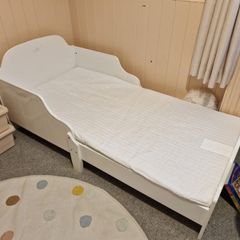 toddler bed, mattress, mattress protector and sheets