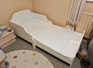 toddler bed, mattress, mattress protector and sheets