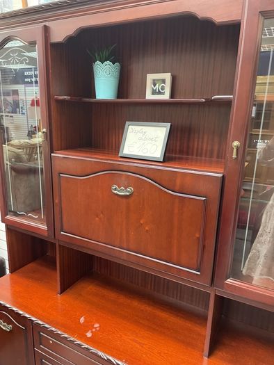 dispaly cabinet