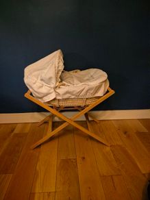 Mamas &  Papas Moses Bed Time Hugs with Premium Oak Stand