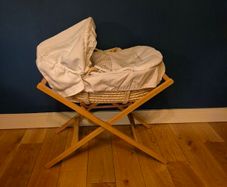Mamas &  Papas Moses Bed Time Hugs with Premium Oak Stand