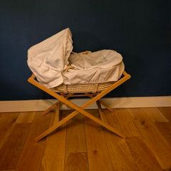 Mamas &  Papas Moses Bed Time Hugs with Premium Oak Stand