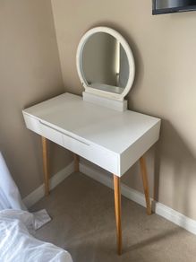 vanity table/makeup table