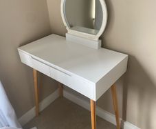 vanity table/makeup table