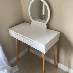 vanity table/makeup table