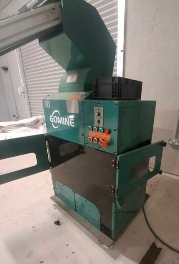 Cable shredder conveyor and granulator