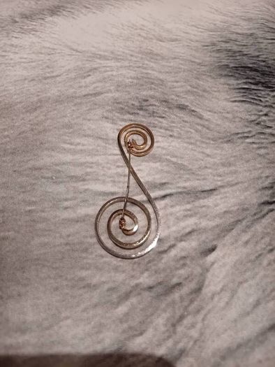 Gold toned Swirl design broach