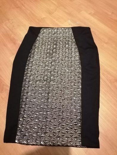 Pencil skirt lovely black and gold size 12 soft comfortable material