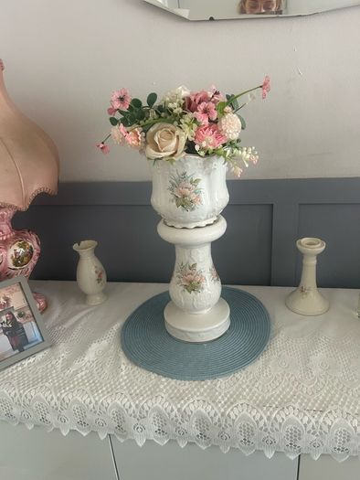 Pedestal and flower pot