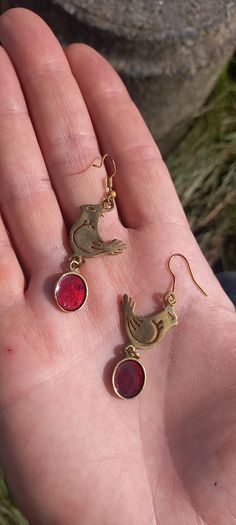 Vintage jewelry is sold individually for 5 to 10 euros
