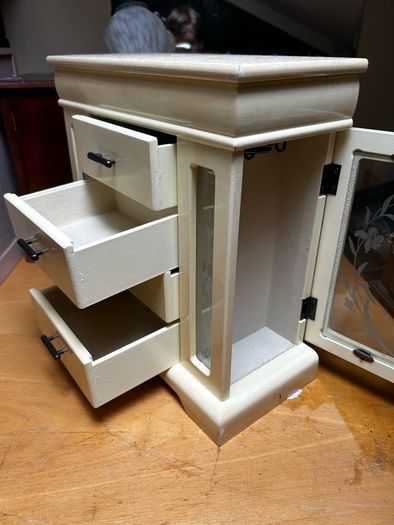 RR round rich desing jewellery case