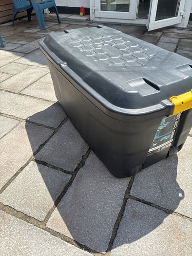 Heavy duty trunk on 4 wheels