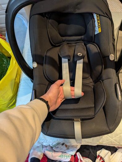 Maxi-Cosi Tinca infant car seat plus isofix base