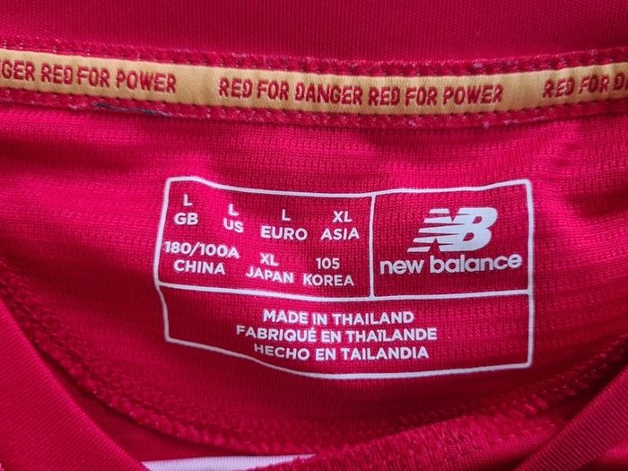 Liverpool New Balance Betvictor red T shirt size L